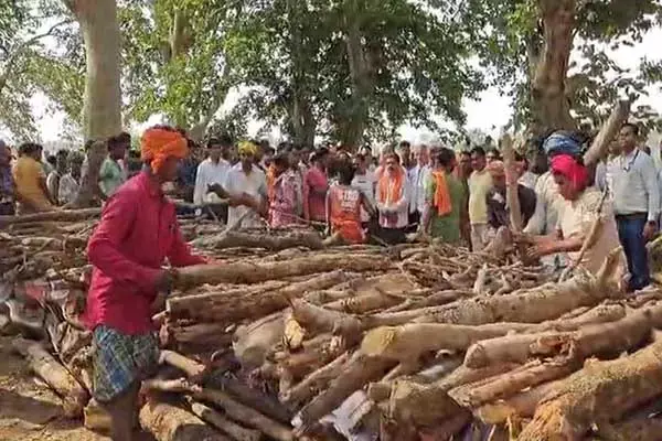 Kabirdham accident: जान की कीमत पर सियासत: कबीरधाम दुर्घटना में 19 मौतों पर मुआवजे की मांग को लेकर गरमाई राजनीति, सरकार ने की 5 लाख देने की घोषणा...