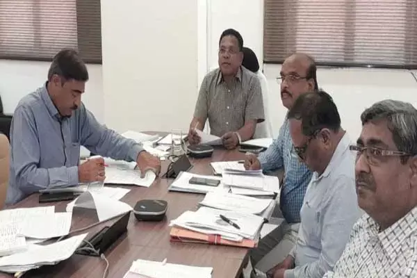 Chhattisgarh News: आदिवासी क्षेत्रों के आश्रम- छात्रावासों में लगेंगे कैमरे: आदिम जाति विभाग की समीक्षा बैठक में सचिव ने वन अधिकार पत्र, पीएम जनमन योजना को लेकर दिया यह निर्देश