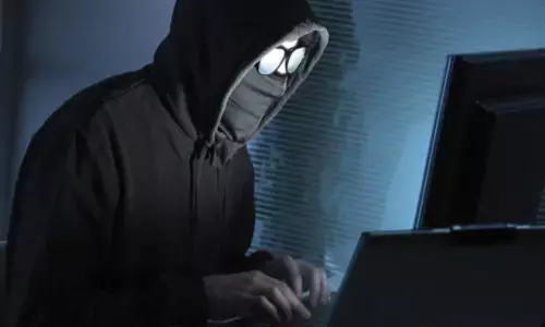 CG Teacher: रिटायर शिक्षक से 80 लाख की ठगी, इंंश्योरेंस कंपनी में जमा पूंजी पर लाभ दिलाने के नाम पर 27 खातों में ऑनलाइन जमा करवा लिया