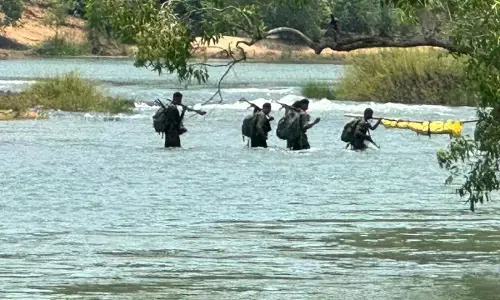 CG Narayanpur Naxalite Encounter: 8 नक्सलियों का शव बरामद, शव कंधे में रख उफनती नदी पार करते दिखे जवान.. CM ने दी बधाई...