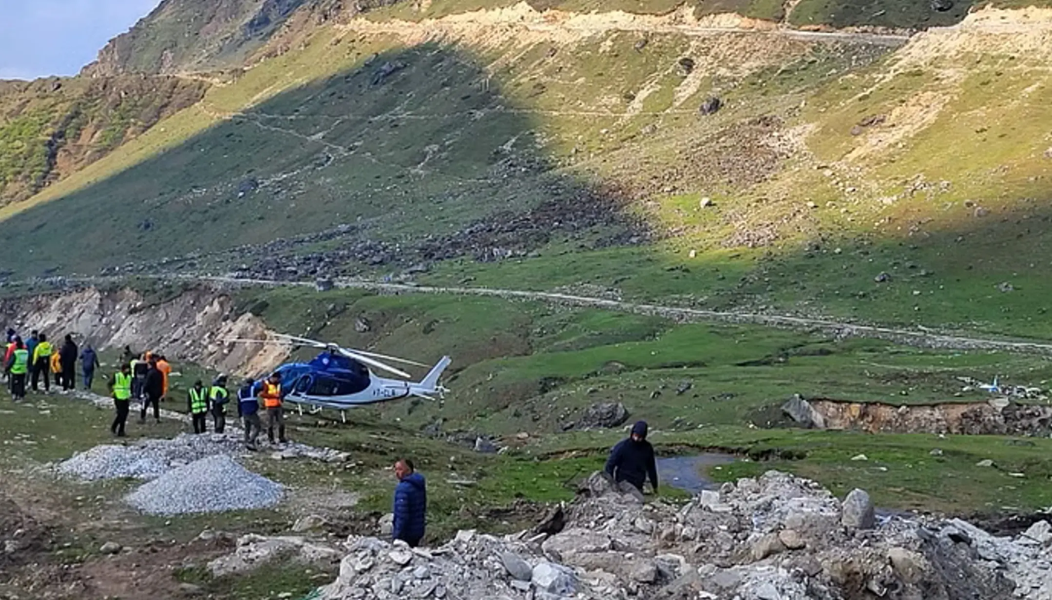 Kedarnath Dham News: केदारनाथ से आया दिल दहला देने वाला वीडियो, हेलिकॉप्टर की इमरजेंसी लैंडिंग, बाल-बाल बचे तीर्थयात्री