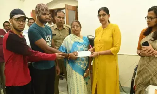 Durg News: चुनाव के दौरान महिलाकर्मी की सड़क हादसे में मौत,  मुख्य निर्वाचन पदाधिकारी ने परिजनों को सौंपा 15 लाख रूपए की अनुग्रह राशि का चेक