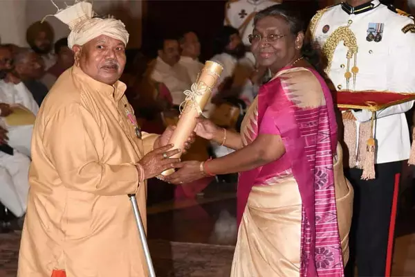 पद्मश्री वैद्यराज मांझी को जान से मारने की धमकी, नक्सलियों ने पर्चा जारी कर लगाया ये आरोप, वैद्यराज मांझी ने सम्मान लौटाने की कही बात...