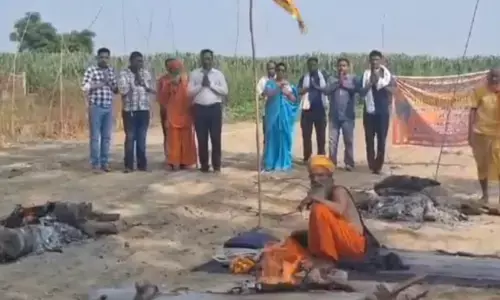 Sambhal News: संभल: पागल बाबा की मौत, 46 डिग्री तापमान में आग जलाकर भूखे पेट कर रहे थे तपस्या, SDM ने दी थी इजाजत