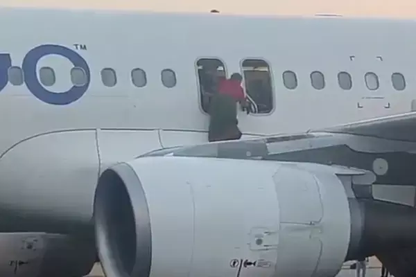 IndiGo Flight Bomb Threat: दिल्ली से वाराणसी जा रही इंडिगो फ्लाइट को बम से उड़ाने की धमकी, टॉयलेट में लिखा था बम, खिड़की से कूदने लगे यात्री