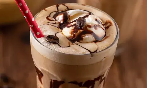 How To Make Cold Coffee In Home : गर्मी के मौसम में घर पर चाहिए कुछ Refreshing Drink, आइए बनाएं स्वादिष्ट Cold Coffee