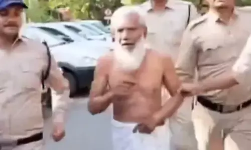 Indore Court News: इंदौर कोर्ट में बुजुर्ग ने जज पर फेंकी जूतों की माला, कपड़ों में छिपाकर लाया था, जानिये पूरा मामला