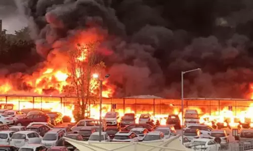 Mandawali Fire News: दिल्ली में गर्मी का कहर, मंडावली के DDA कार पार्किंग में लगी भीषण आग, 17 गाड़ियां जलकर खाक