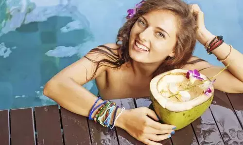 Coconut Water in Summer :  गर्मियों में सबका पसंदीदा नारियल पानी....मगर पीने से पहले थोड़ा रुकिए, जानिये क्यों ?