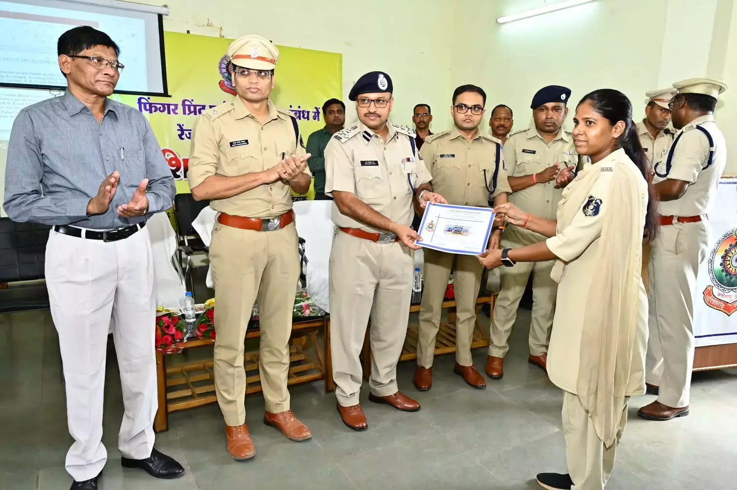 Durg News: दुर्ग रेंज के जिलों में तैनात होंगे फिंगर प्रिंट एक्सपर्ट, IG ने 64 पुलिसकर्मियों को सौंपा सर्टिफिकेट, क्राइम सुलझाने में होगी आसानी...