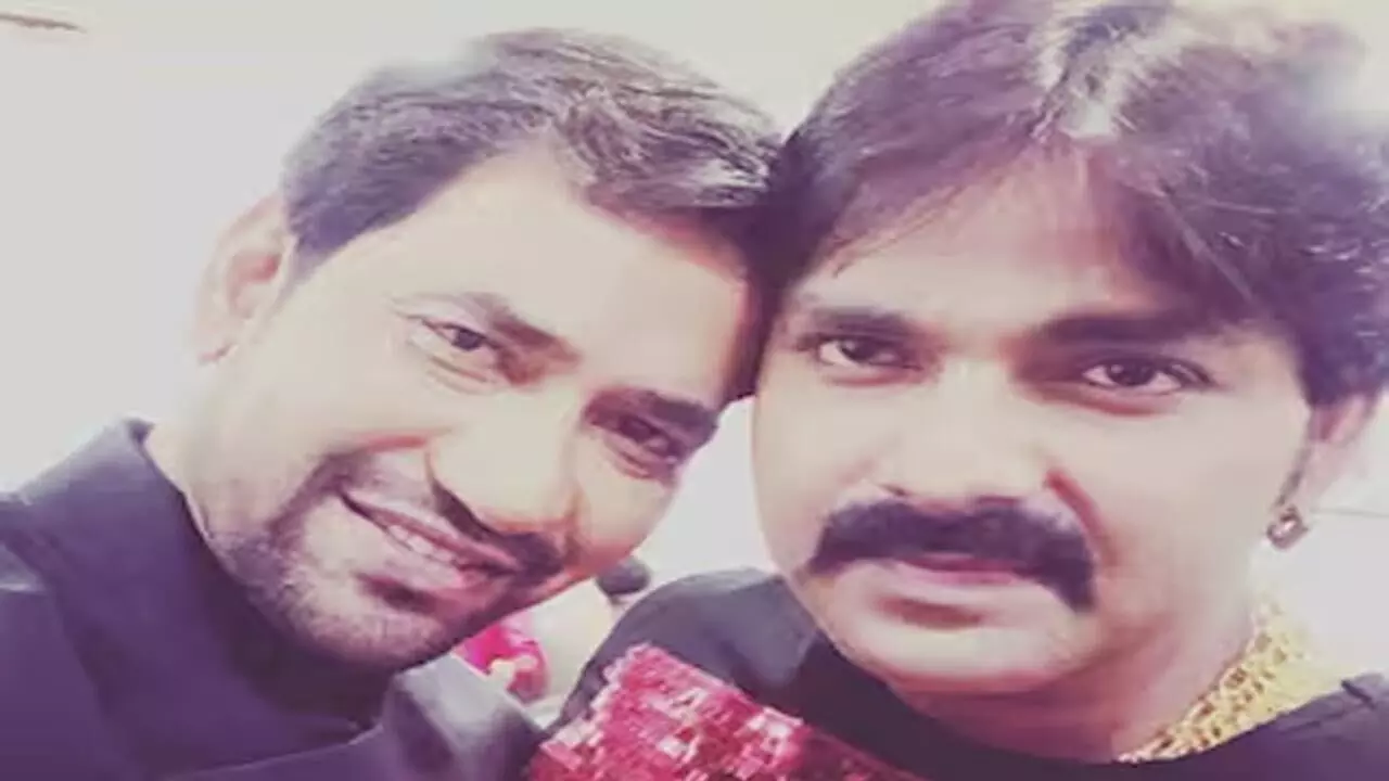 लगातार पिछड़ रहे निरहुआ-पवन सिंहपवन सिंह और निरहुआ... ... LokSabha Chunav 2024 Live Updates: किसकी होगी जीत? किसके उड़ेगे चेहरे के रंग, यहां देखिए फिल्मी सितारों का लोकसभा चुनाव के लाइव परिणाम...