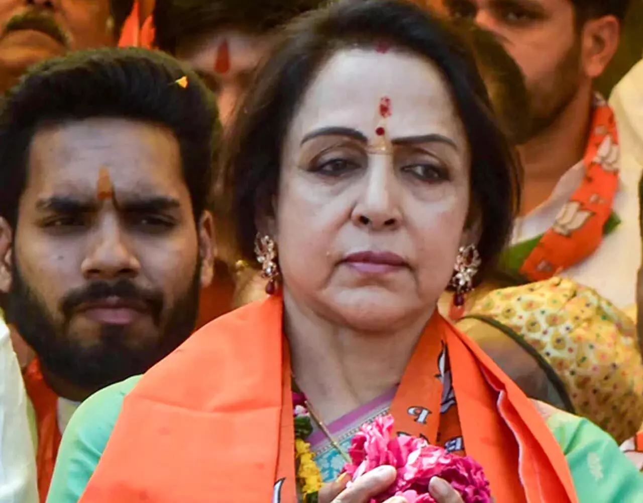 हेमा मथुरा से जीत की ओरहेमा मालिनी को लोकसभा चुनाव... ... LokSabha Chunav 2024 Live Updates: किसकी होगी जीत? किसके उड़ेगे चेहरे के रंग, यहां देखिए फिल्मी सितारों का लोकसभा चुनाव के लाइव परिणाम...