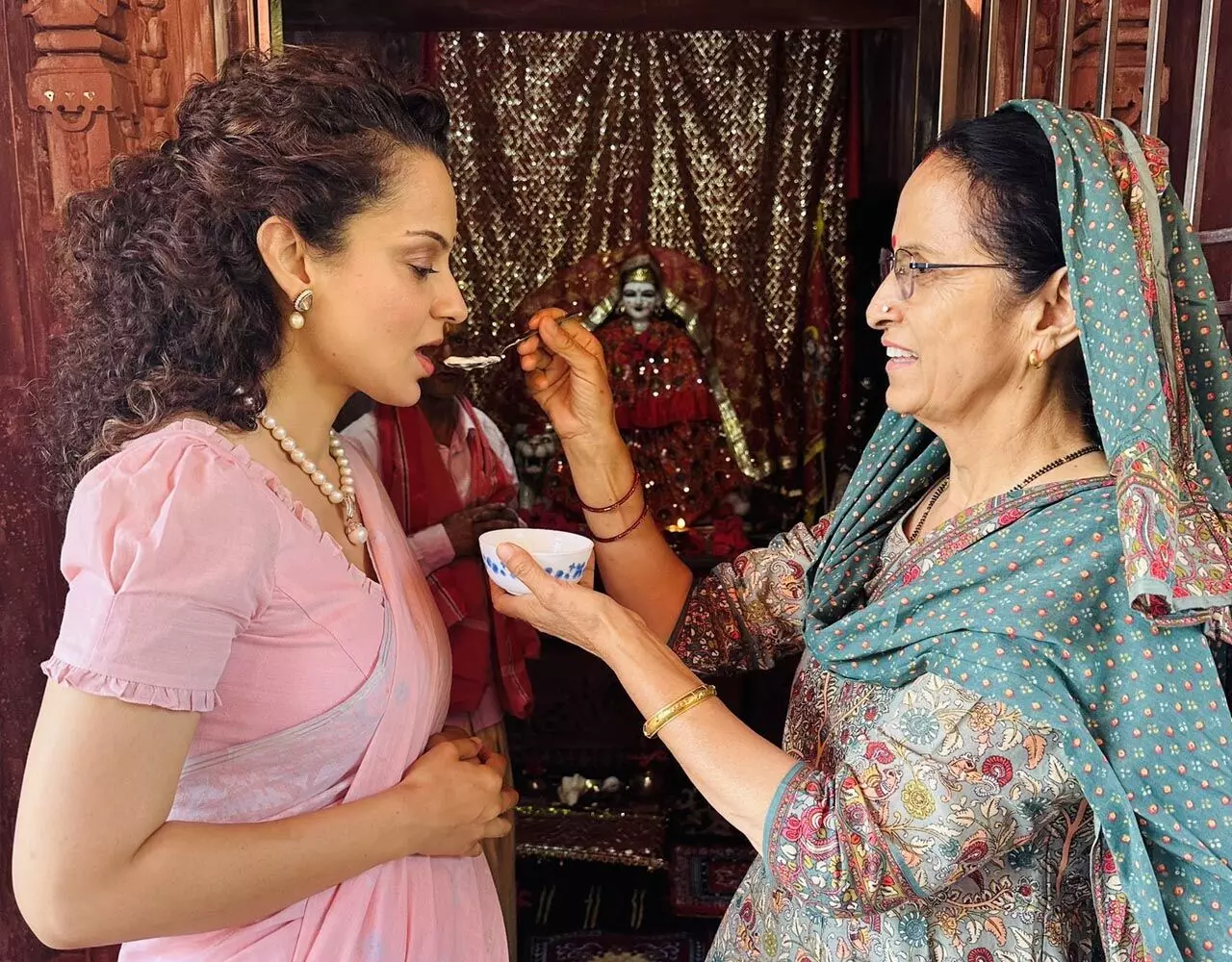 कंगना ने लिया मां का आशीर्वादकंगना रनौत रुझानों... ... LokSabha Chunav 2024 Live Updates: किसकी होगी जीत? किसके उड़ेगे चेहरे के रंग, यहां देखिए फिल्मी सितारों का लोकसभा चुनाव के लाइव परिणाम...