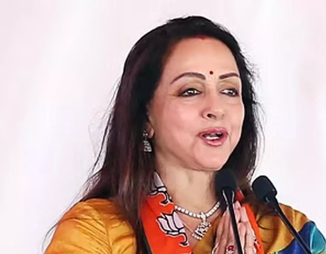 हेमा मालिनी मथुरा से आगेहेमा मालिनी को मथुरा की... ... LokSabha Chunav 2024 Live Updates: किसकी होगी जीत? किसके उड़ेगे चेहरे के रंग, यहां देखिए फिल्मी सितारों का लोकसभा चुनाव के लाइव परिणाम...