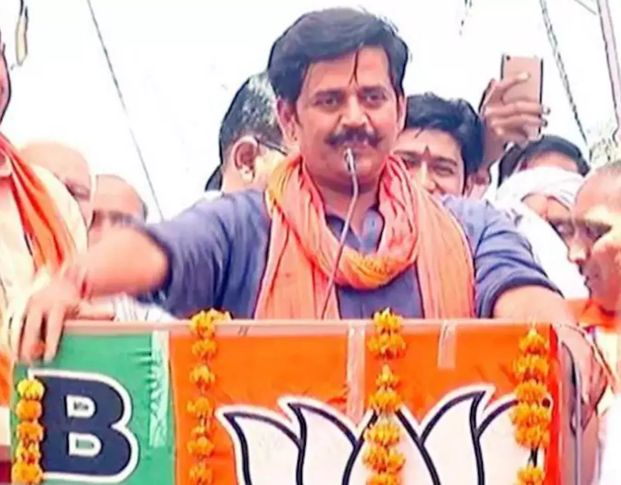 गोरखपुर से जीते रवि किशनभोजपुरी और बॉलीवुड फिल्मों... ... LokSabha Chunav 2024 Live Updates: किसकी होगी जीत? किसके उड़ेगे चेहरे के रंग, यहां देखिए फिल्मी सितारों का लोकसभा चुनाव के लाइव परिणाम...