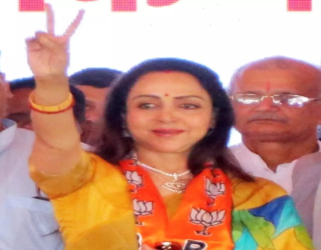 मथुरा में हेमा मालिनी की हैट्रिकबॉलीवुड की ड्रीम... ... LokSabha Chunav 2024 Live Updates: किसकी होगी जीत? किसके उड़ेगे चेहरे के रंग, यहां देखिए फिल्मी सितारों का लोकसभा चुनाव के लाइव परिणाम...