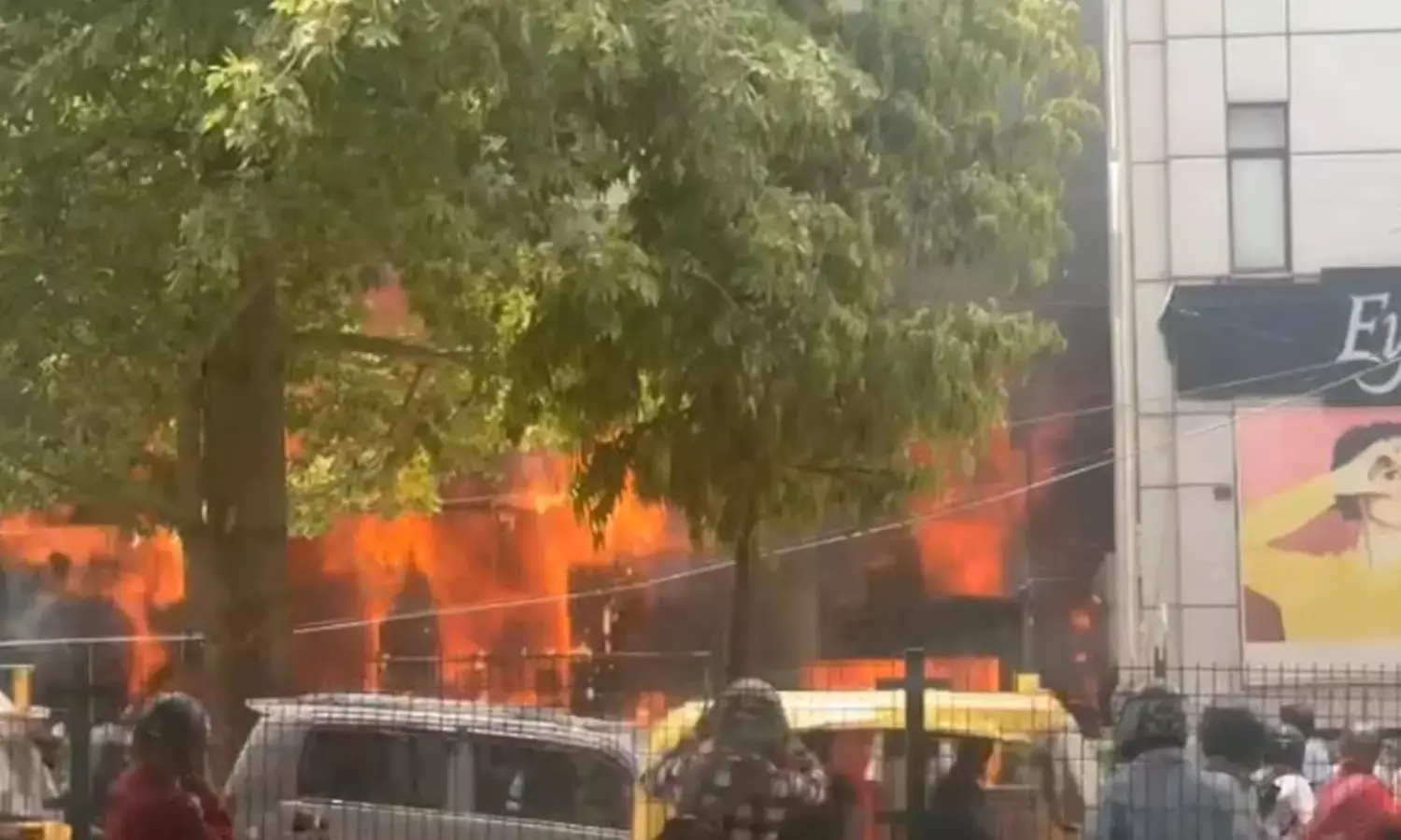 Delhi Hospital Fire: दिल्ली के लाजपत नगर में आई-7 हॉस्पिटल में लगी भीषण आग, मौके पर पहुंचीं दमकल की 16 गाड़ियां