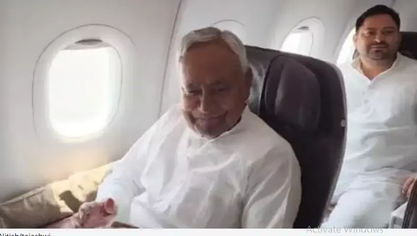 फ्लाइट में साथ बैठे मुस्कुराते दिखे नीतीश-तेजस्वी, दिल्ली के लिए एक साथ उड़े, बोले-मोदी मैजिक खत्म...