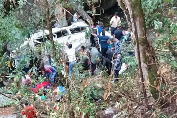 Nainital Road Accident: नैनीताल हादसा: भीमताल में खाई में गिरी कार, 6 लोगों की मौत, कई लोग घायल Nainital Road Accident: नैनीताल हादसा: भीमताल में खाई में गिरी कार, 6 लोगों की मौत, कई लोग घायल