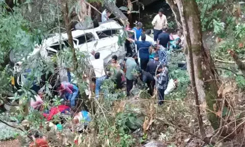 Nainital Road Accident: नैनीताल हादसा: भीमताल में खाई में गिरी कार, 6 लोगों की मौत, कई लोग घायल