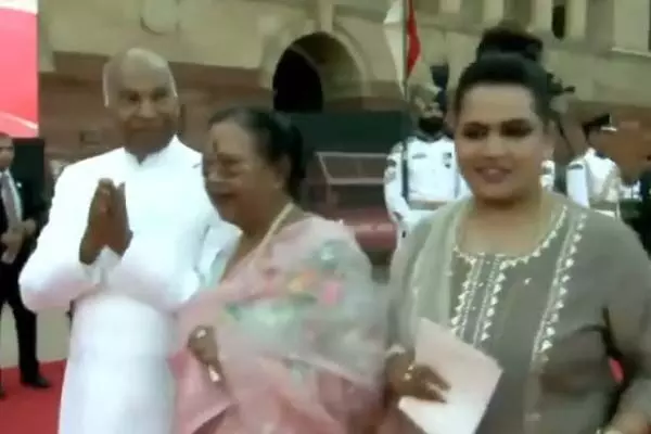 पूर्ण राष्‍ट्रपति रामनाथ कोविंद भी शपथ ग्रहण... ... Narendra Modi Oath Ceremony LIVE: मैं नरेंद्र दमोदार दास मोदी..: मोदी ने 3 बार ली प्रधानमंत्री पद की शपथ, बनाया रिकार्ड, देखें कौन-कौन बना मोदी कैबिनेट में मंत्री