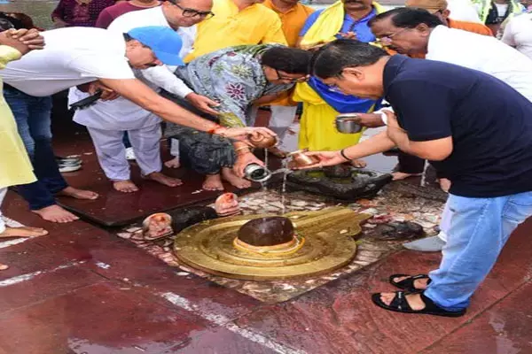 Ujjain Commissioner Sanjay Gupta: भगवान बड़े या कमिश्नर! उज्जैन संभाग आयुक्त ने चप्पल पहनकर शिवलिंग पर चढ़ाया जल, वीडियो वायरल होने पर बोले...