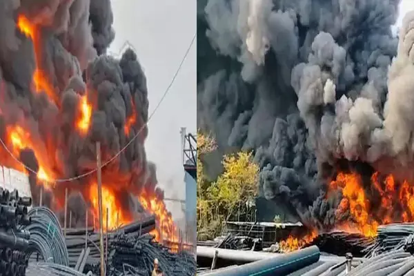 Dhar Fire News: धार के पीथमपुर पाइप फैक्ट्री में लगी भीषण आग, मौके पर दमकल की कई गाड़ियां