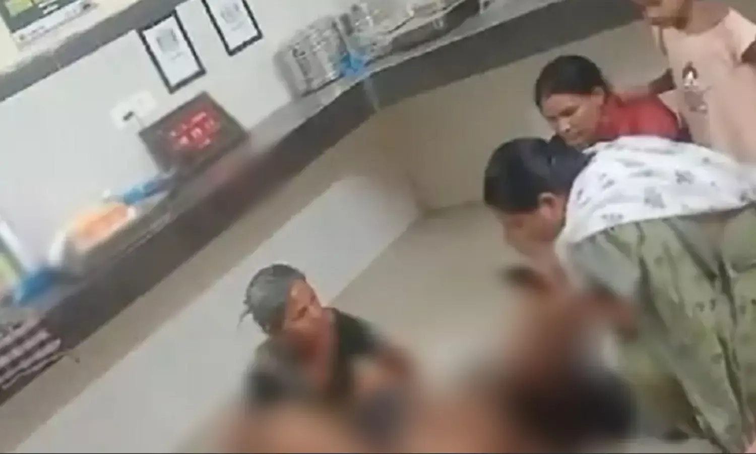 CG Delivery on Floor: स्वास्थ्य केंद्र में फर्श पर प्रसव मामले में हेल्थ सचिव ने जारी किए कड़े निर्देश, अस्पतालों में फोटो और वीडियो बनाने पर सख्त पाबंदी