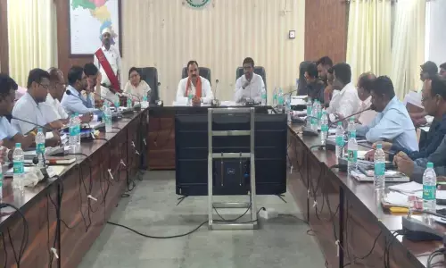 स्वास्थ्य मंत्री ने ली मनेंद्रगढ़ में जिला अधिकरियों की समीक्षा बैठक, बोले-लोगों के छोटे-छोटे कार्यों को अधिकारी दें प्राथमिकता...