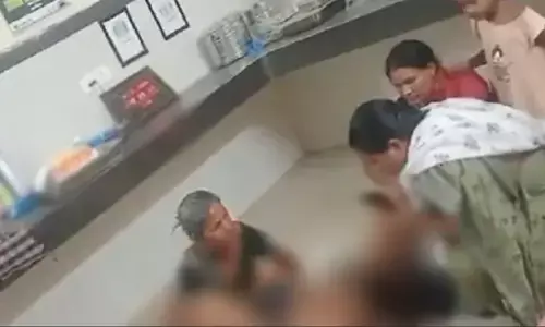 CG Delivery on Floor: स्वास्थ्य केंद्र में फर्श पर प्रसव मामले में हेल्थ सचिव ने जारी किए कड़े निर्देश, अस्पतालों में फोटो और वीडियो बनाने पर सख्त पाबंदी