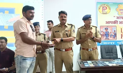 Bilaspur: खोया मोबाइल दोबारा पाने की नहीं थी उम्मीद, बिलासपुर पुलिस ने देश के कोने कोने से ढूंढ निकाले 200 नग मोबाइल...