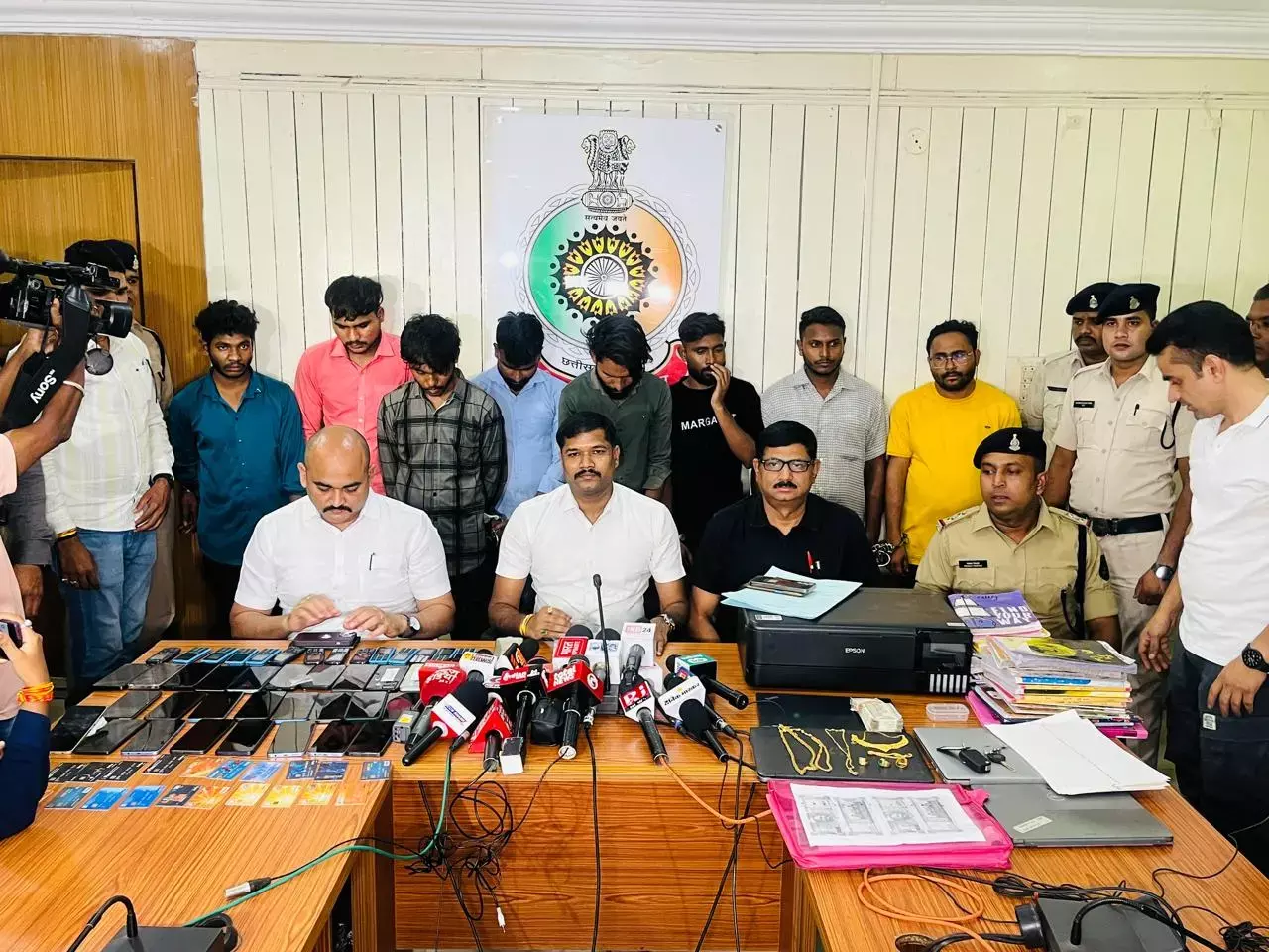 Raipur-बड़े ठगों का पर्दाफाशः नौकरी दिलाने के नाम पर बना रहे थे बेरोजगारों को धूर्त, पुलिस ने नकली नोट छापने की मशीन की जब्त