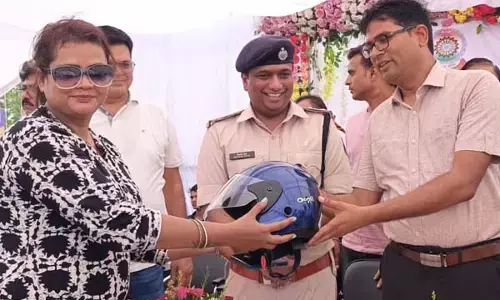 Raigarh News: पुलिस ने शुरू किया हेलमेट वितरण: वित्‍त मंत्री चौधरी बोले- हेलमेट के उपयोग को सामाजिक जिम्मेदारी के रूप में दें बढ़ावा