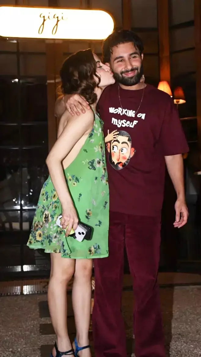 OMG! उर्फी जावेद बनेंगी दुल्हन, भरी महफिल में इस शख्स के साथ हुईं रोमांटिक! किया KISS, देखिए