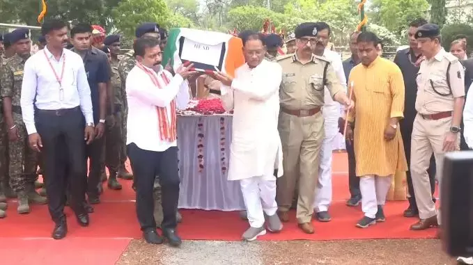 CM विष्णुदेव और डिप्टी सीएम विजय शर्मा ने शहीद जवान के पार्थिव शरीर को दिया कांधा, पुष्पचक्र अर्पित कर दी श्रद्धांजलि