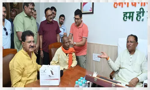 जब CM से मिलने पहुंचे जशपुर के अनेर सिंह, मुख्यमंत्री के 90 के दशक के पुराने किस्से-कहानियों पर हुई जमकर बातचीत, दोनों हुए भावुक