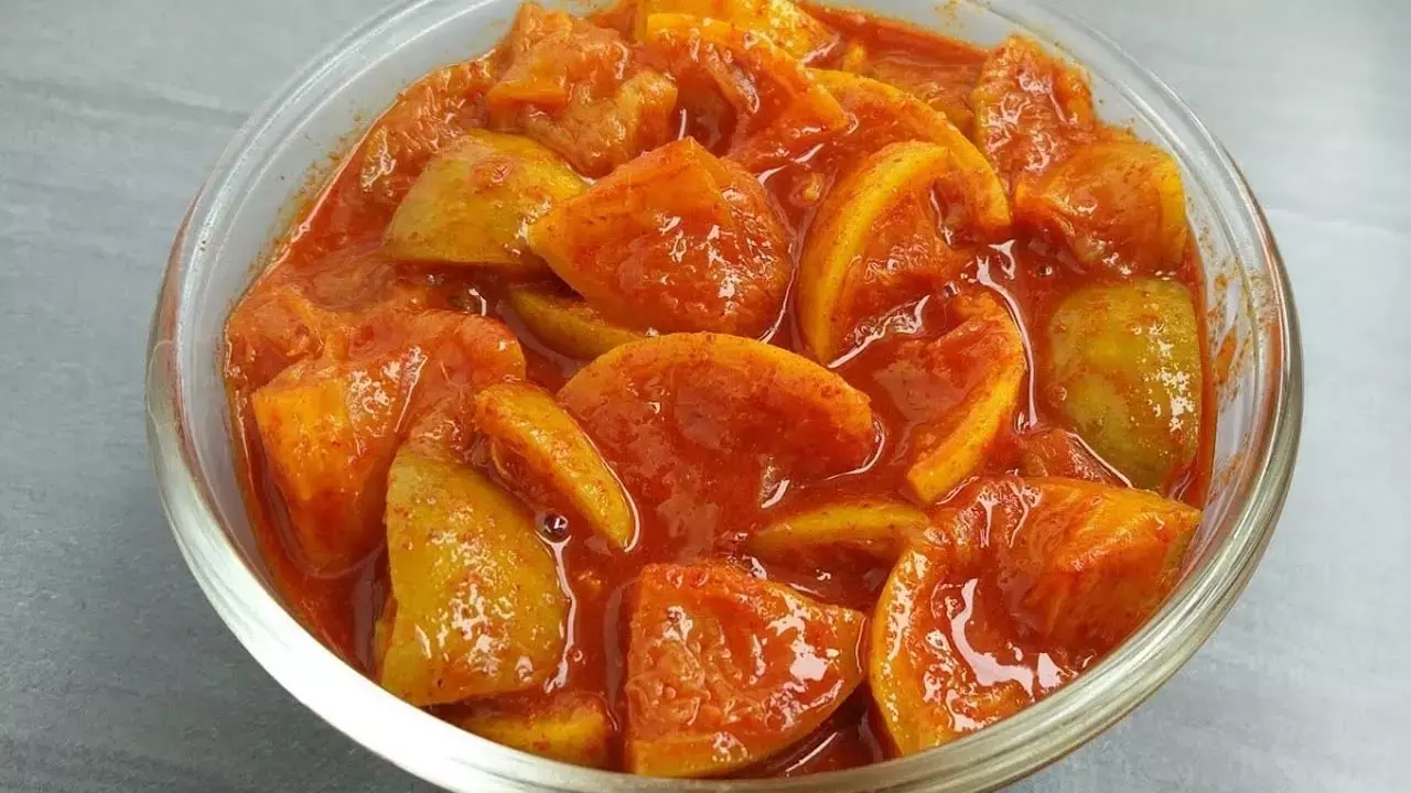Ubale Nimbu Ka Achar Recipe: आसानी से बनेगा, बिना धूप दिखाए कमरे में भी तैयार हो जाएगा उबाले हुए नींबू का ये अचार, पढ़िए रेसिपी...