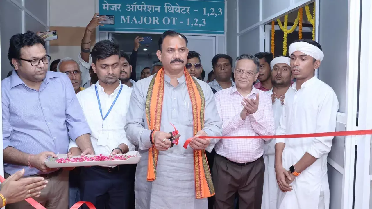 Ravatpura Sarkar Institute: स्वास्थ्य मंत्री श्याम बिहारी ने मेडिकल साइंसेज के मॉड्यूलर ऑपरेशन थियेटर का किया उद्घाटन...