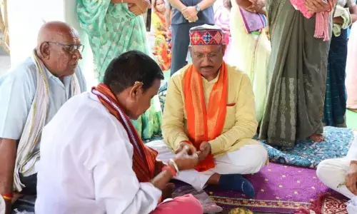 CM Vishnudeo: CM विष्णुदेव अपने चचेरे भाई नरेश चन्द्र साय के दशगात्र कार्यक्रम में शामिल हुए...