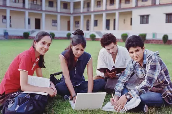 Career option After 12th: 12वीं के बाद इन कोर्सेज को चुनकर बनाएं शानदार करियर