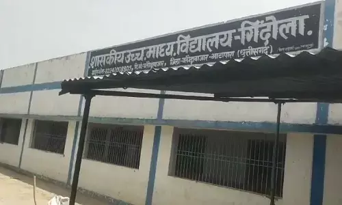 baloda bazar News: शराबी प्रिंसिपल: शाला प्रवेशोत्सव से पहले ही स्कूल की गेट पर टुन्न मिले प्राचार्य, वीडियो वायरल