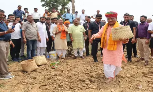 CM Vishnudeo: जब CM विष्णुदेव बने किसान...खेतों में बीज का छिड़काव कर खेती-किसानी का किया शुभारंभ...