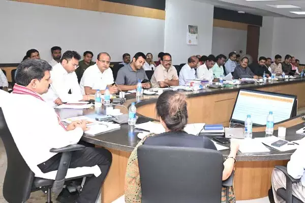 Chhattisgarh News: CG पीएम आवासों के निर्माण में आएगी तेजी: महतारी सदन और गांवों के विकास को लेकर डिप्‍टी सीएम ने दिया यह निर्देश