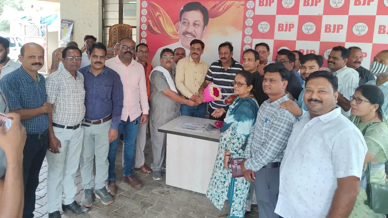 Shikshak News: महिला शिक्षक से दुर्व्यवहार: BEO को हटाने शिक्षक समुदाय हुआ लामबंद, शिक्षक संघ ने की कार्रवाई की मांग...