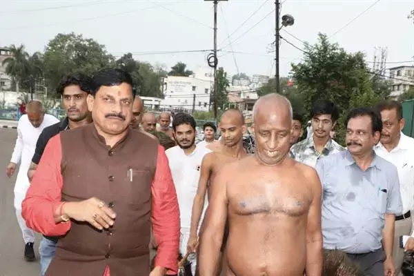 MP News: मुख्यमंत्री डॉ. यादव ने वीआईपी मार्ग पर काफिला रुकवा कर किया आचार्य विनम्र सागर जी का स्वागत