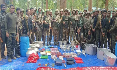 Narayanpur: नक्सली छुपा रखे थे सोलर प्लेट के बैटरी रूम में भारी मात्रा में तबाही का समान, जवानों ने किया बरामद...