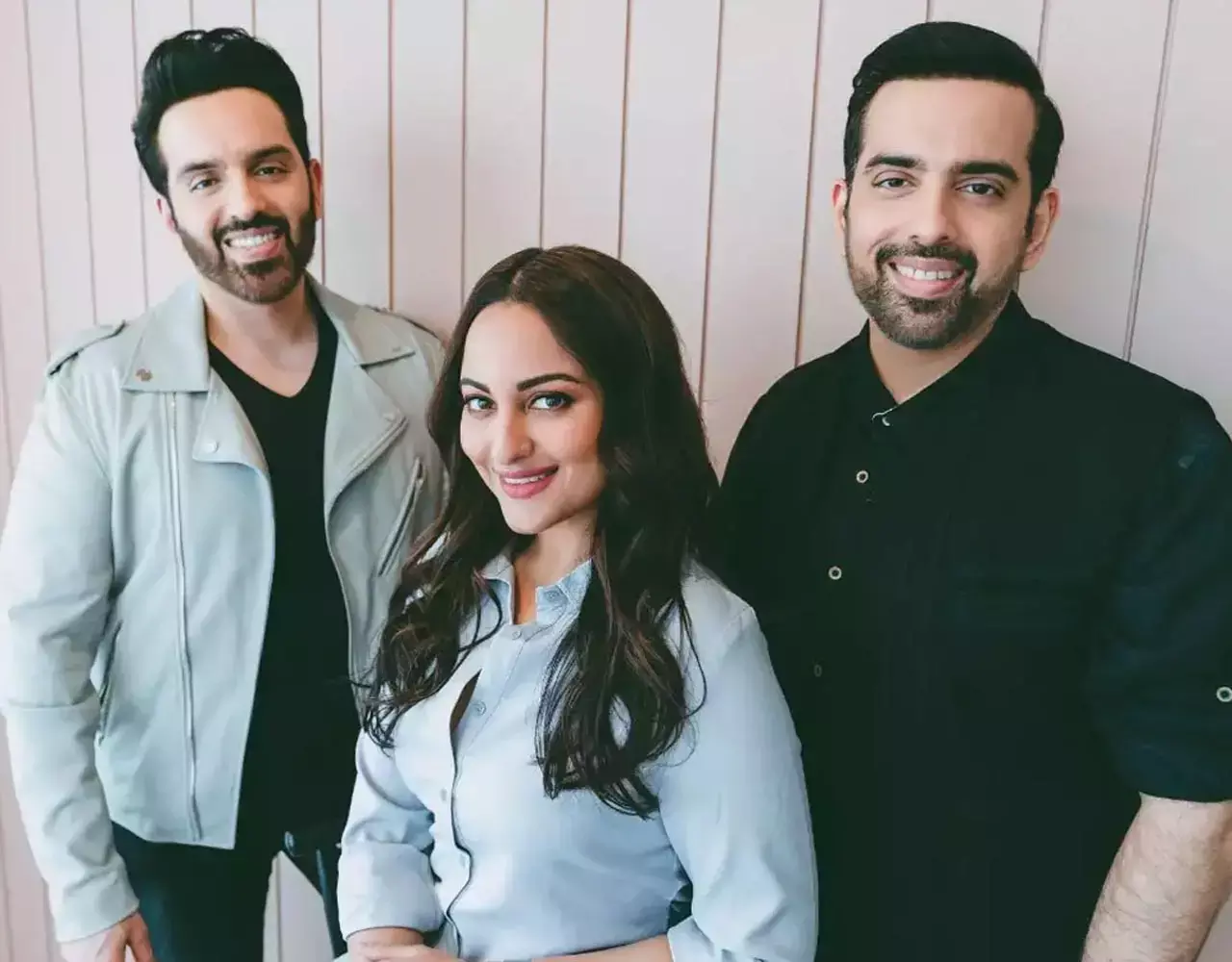 Sonakshi Sinha Wedding News: कौन हैं सोनाक्षी के ये दो भाई, एक ने चुनी राजनीति, तो दूसरा बना फिल्म डायरेक्टर...