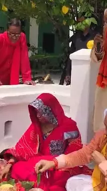 CM Vishnudeo: CM विष्णुदेव बने किसान, सिर पर पगड़ी और पारंपरिक वस्त्र पहन खेतों में किया बीज का छिड़काव...