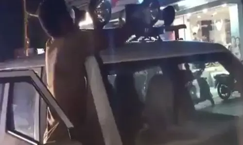 UP IAS News: बाराबंकी: मैं PCS हूं...फिर भी महिला पीसीएस की गाड़ी से पुलिसवालों ने उतरवा लिया हूटर और बत्‍ती, डीएम ने लगाईं क्लास...