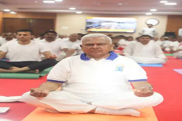 International Yoga Day 2024: राज्यपाल मंगुभाई पटेल सामूहिक योगाभ्यास में हुए शामिल, कहा - शरीर, मन और आत्मा को संतुलित रखने योग ज़रूरी
